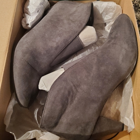 Ladies JCP gray faux suede booties EUC - Picture 2 of 4